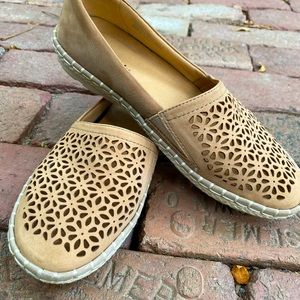 Earth shoes Artemis extreme comfort perforated walking shoe, size 6